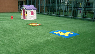 How is the density of artificial turf in kindergarten regulated?
